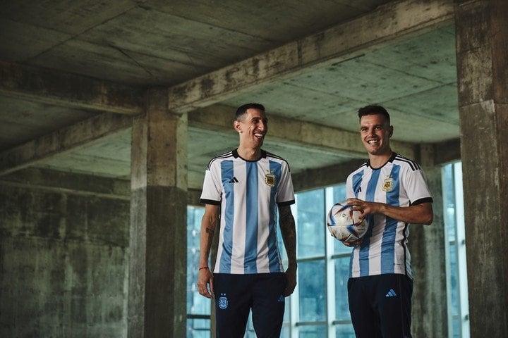 Di María y Lo Celso posan con la nueva camiseta de la selección argentina (Foto: Adidas).