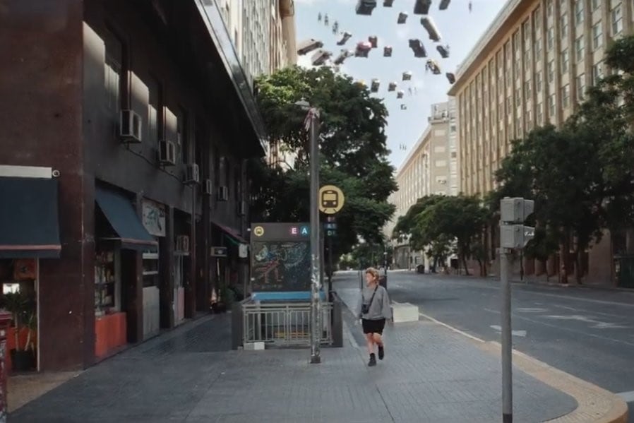 Una toma del spot de Apple, sobre diagonal Julio A. Roca (Captura)