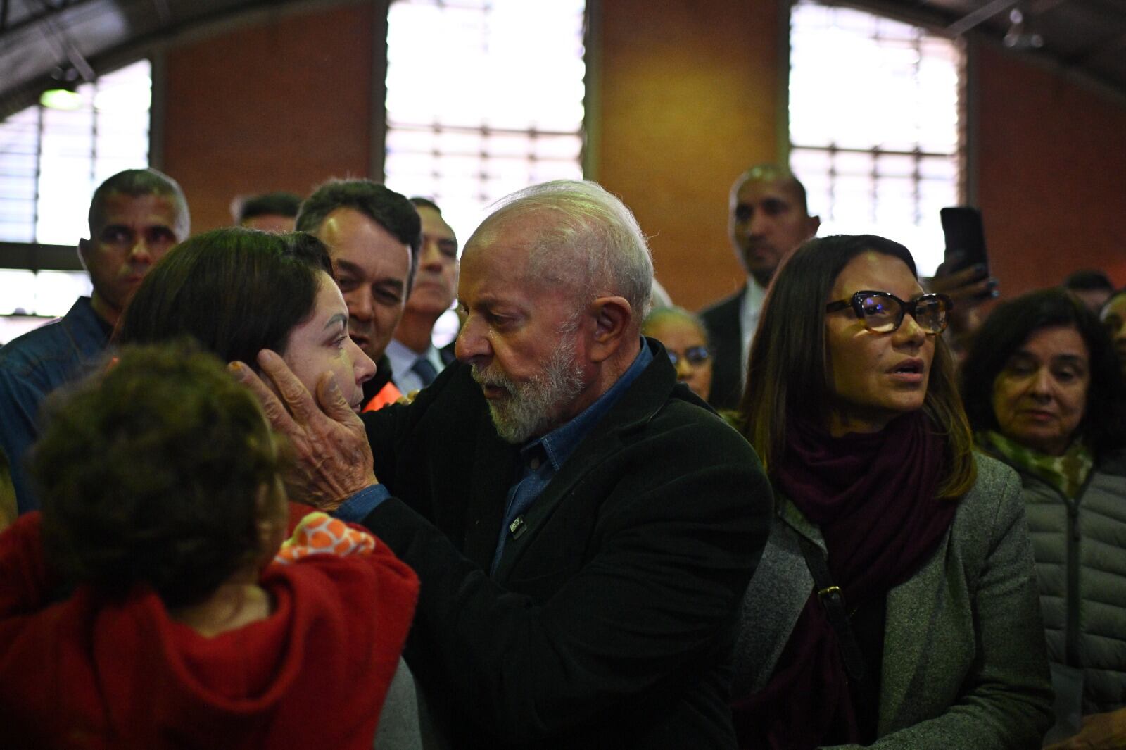 Lula visita a personas que se quedaron sin hogar por la lluvia en São Leopoldo, Río Grande do Sul.