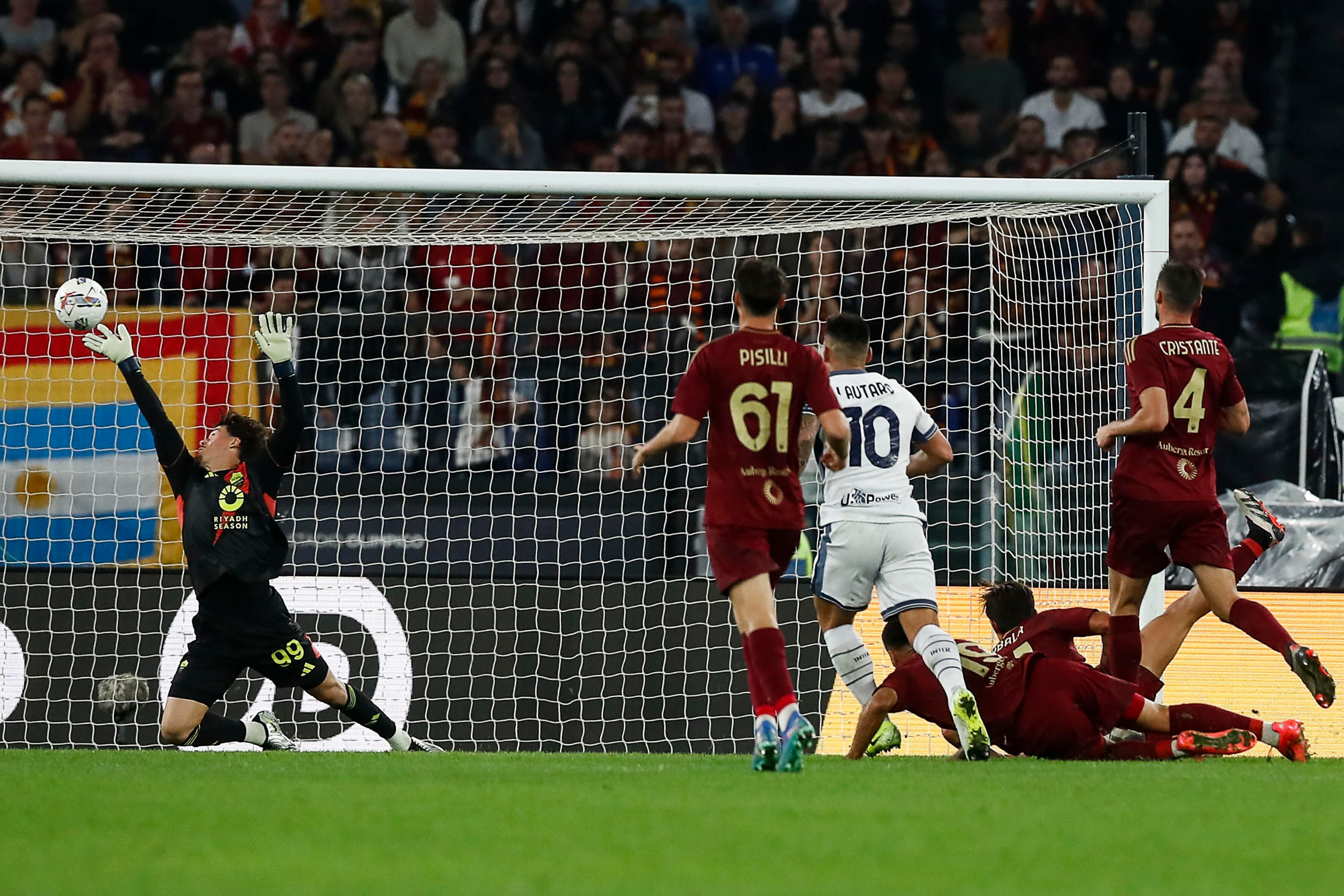 La volea de Lautaro va directo a clavarse en el arco de la Roma