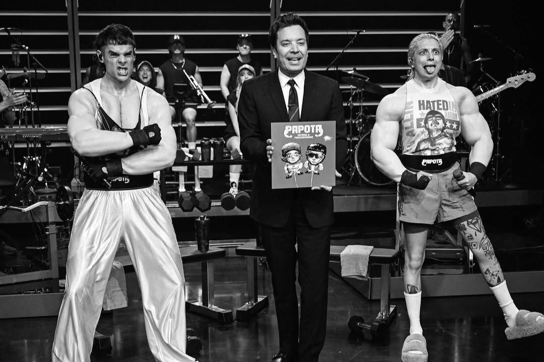 Ca7riel y Paco Amoroso en el programa de Jimmy Fallon