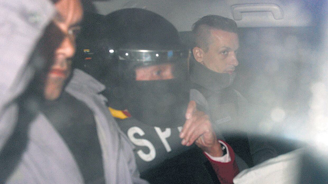 “Asesino, volvé a la cárcel”, le gritaron los vecinos a Etchecolatz al salir de Mar del Plata.