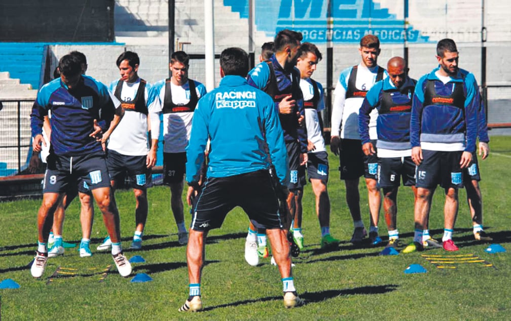 Racing entrenó ayer en el Cilindro, pero Cocca no definió el once titular. Lisandro López no faltará.