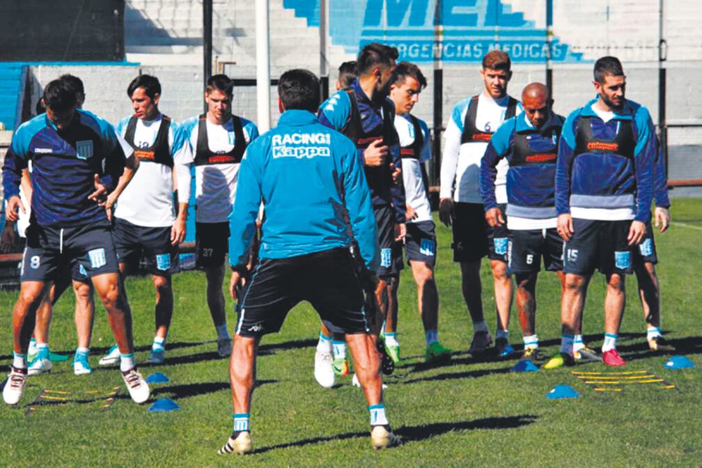 Racing entrenó ayer en el Cilindro, pero Cocca no definió el once titular. Lisandro López no faltará.