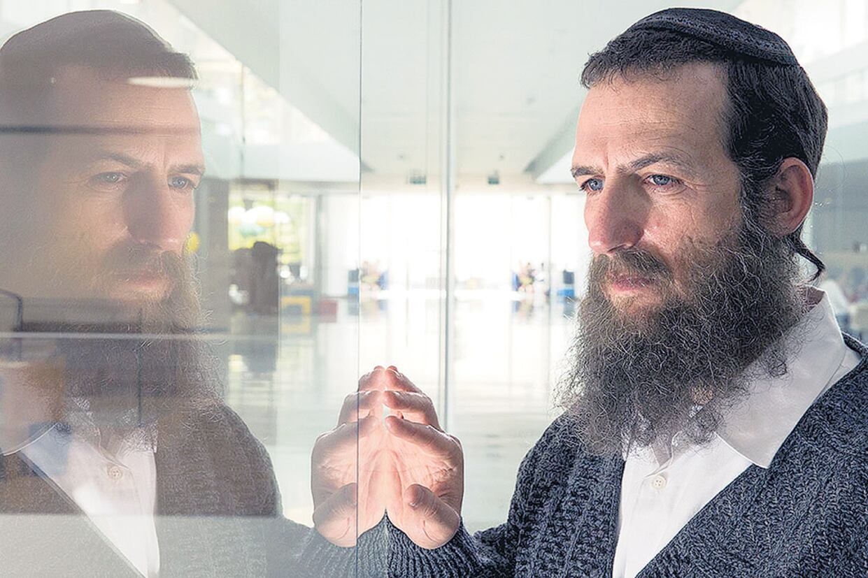 La claridad de la fotografía contrasta con la oscuridad del tema.