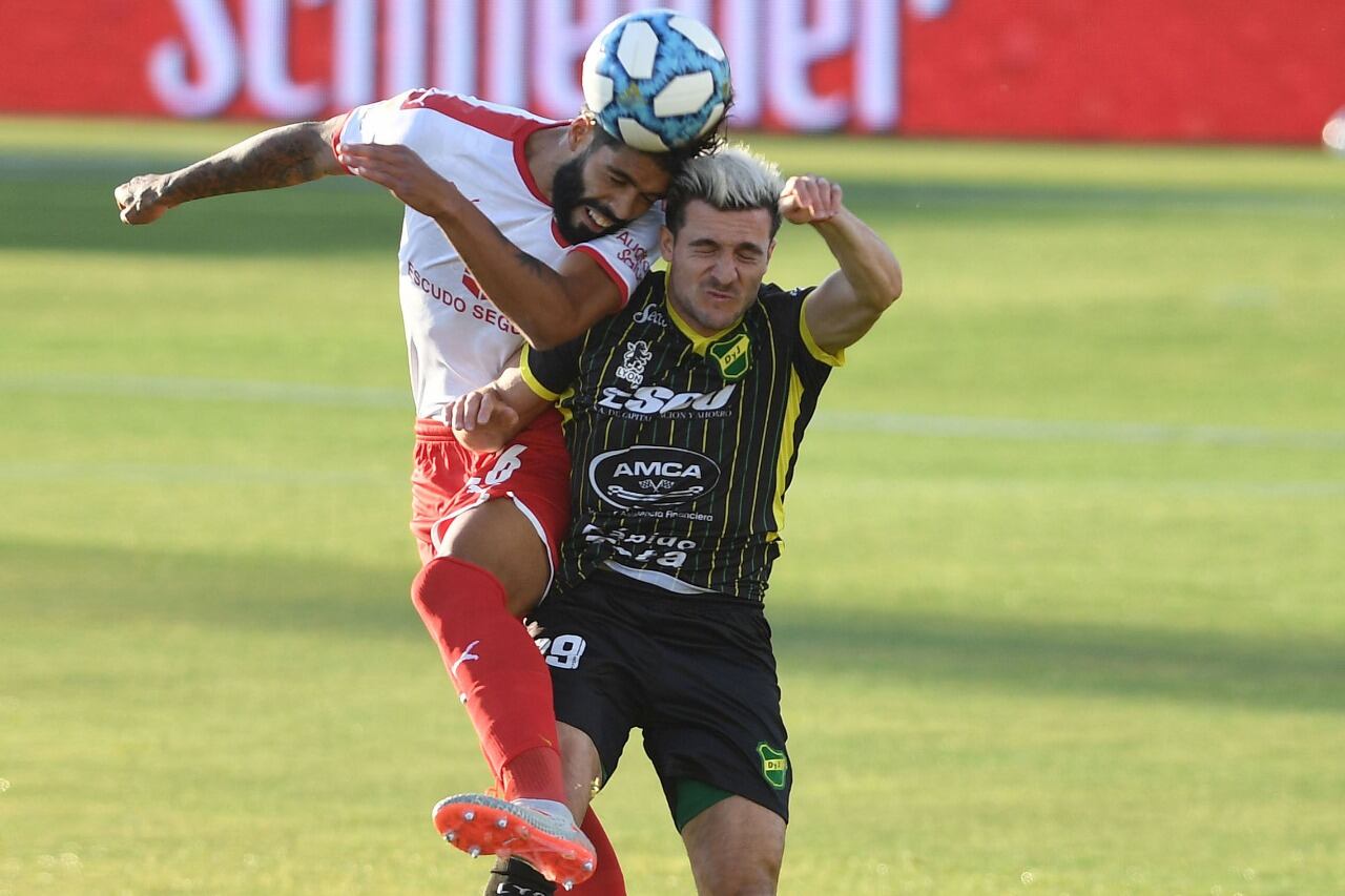 Barboza lucha con Loaiza la pelota en el medio.
