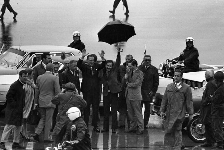 En 1972, diecisiete años después del golpe militar que lo derrocó, Juan Perón vuelve a la Argentina. El ex presidente aborda un vuelo charter en Roma y llega un lluvioso viernes a Ezeiza.