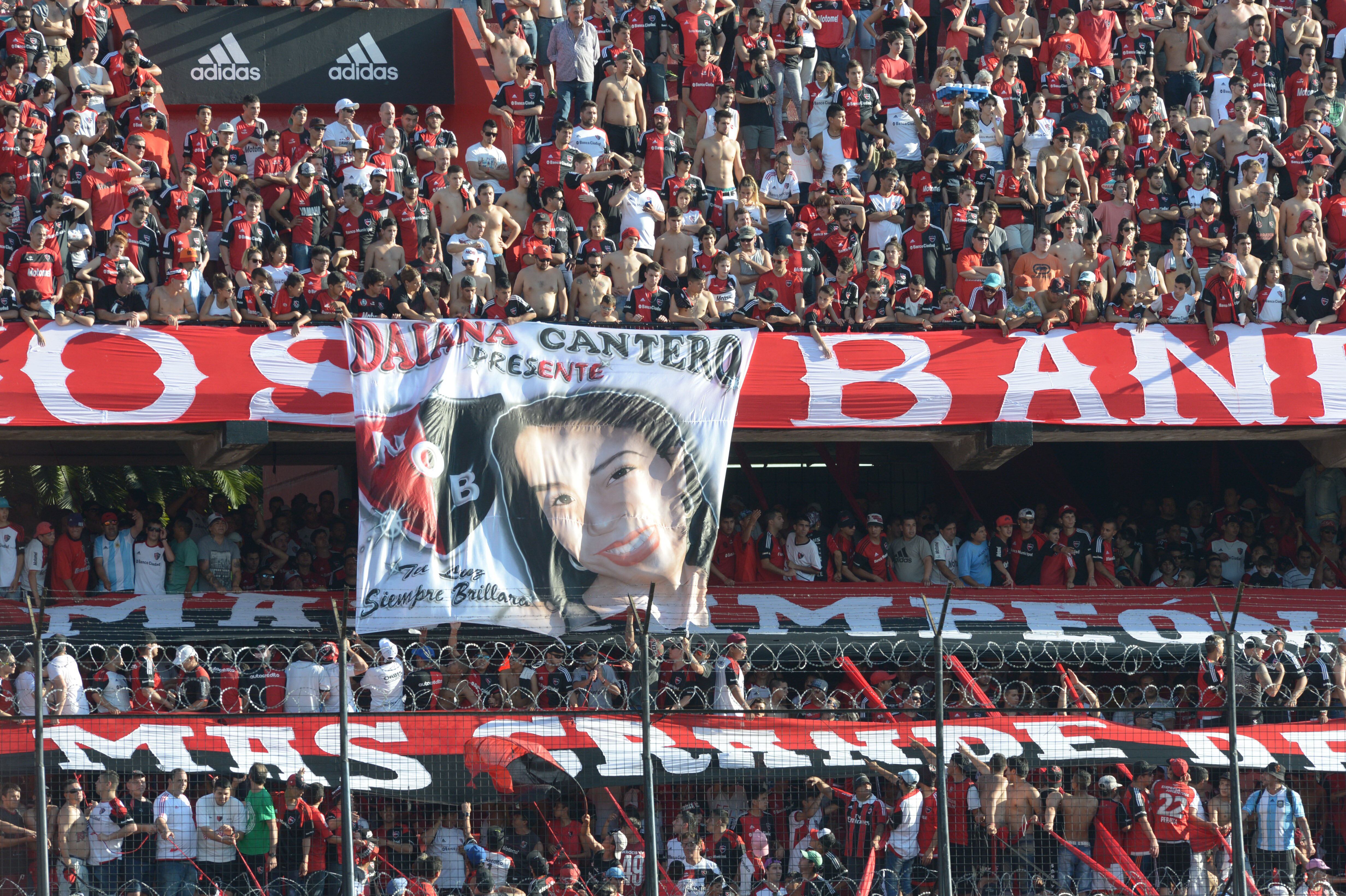 La bandera homenaje a Diana Cantero, hija del Pájaro, que falleció viajando a visitar a su tío Guille, preso en el sur.