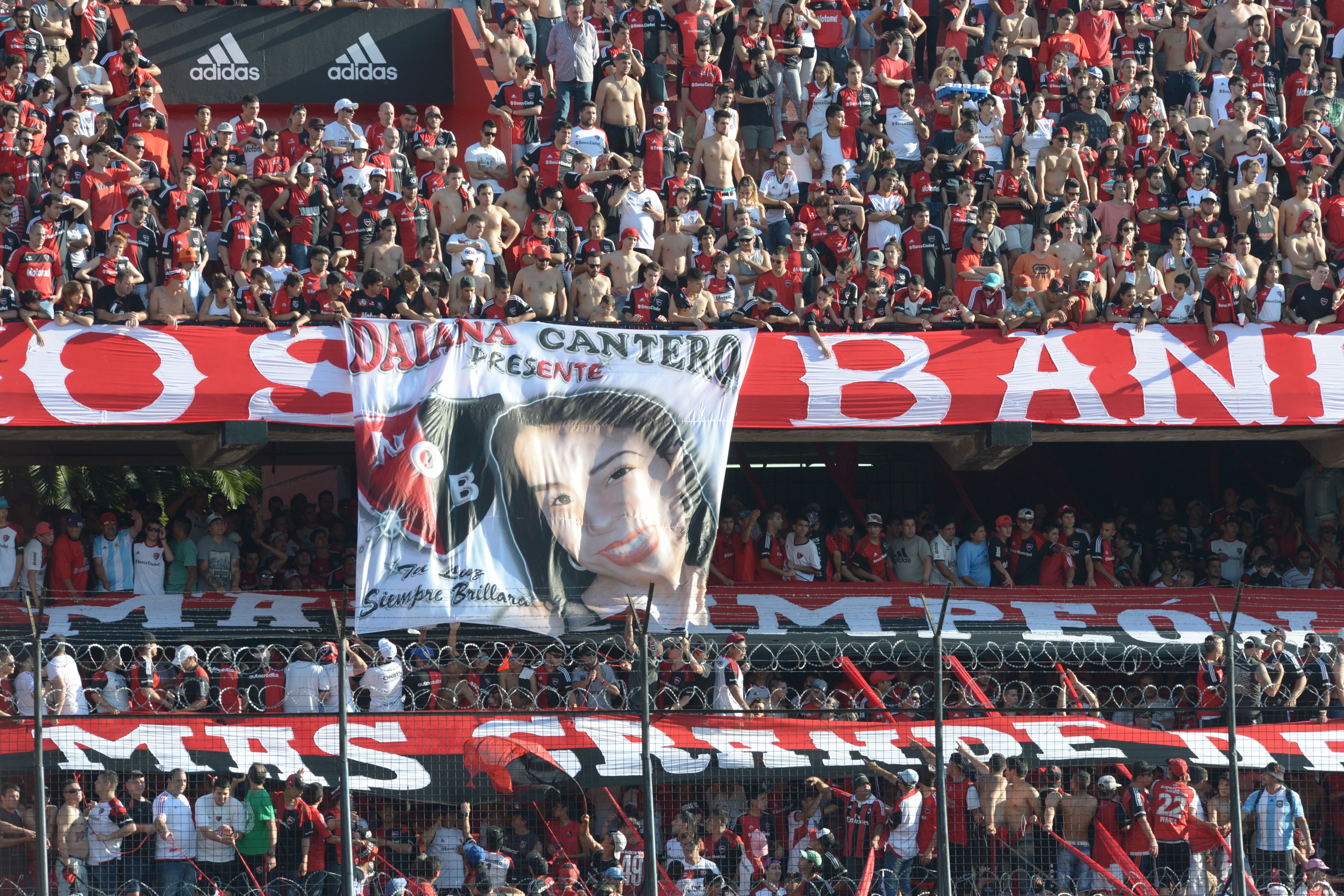 La bandera homenaje a Diana Cantero, hija del Pájaro, que falleció viajando a visitar a su tío Guille, preso en el sur.