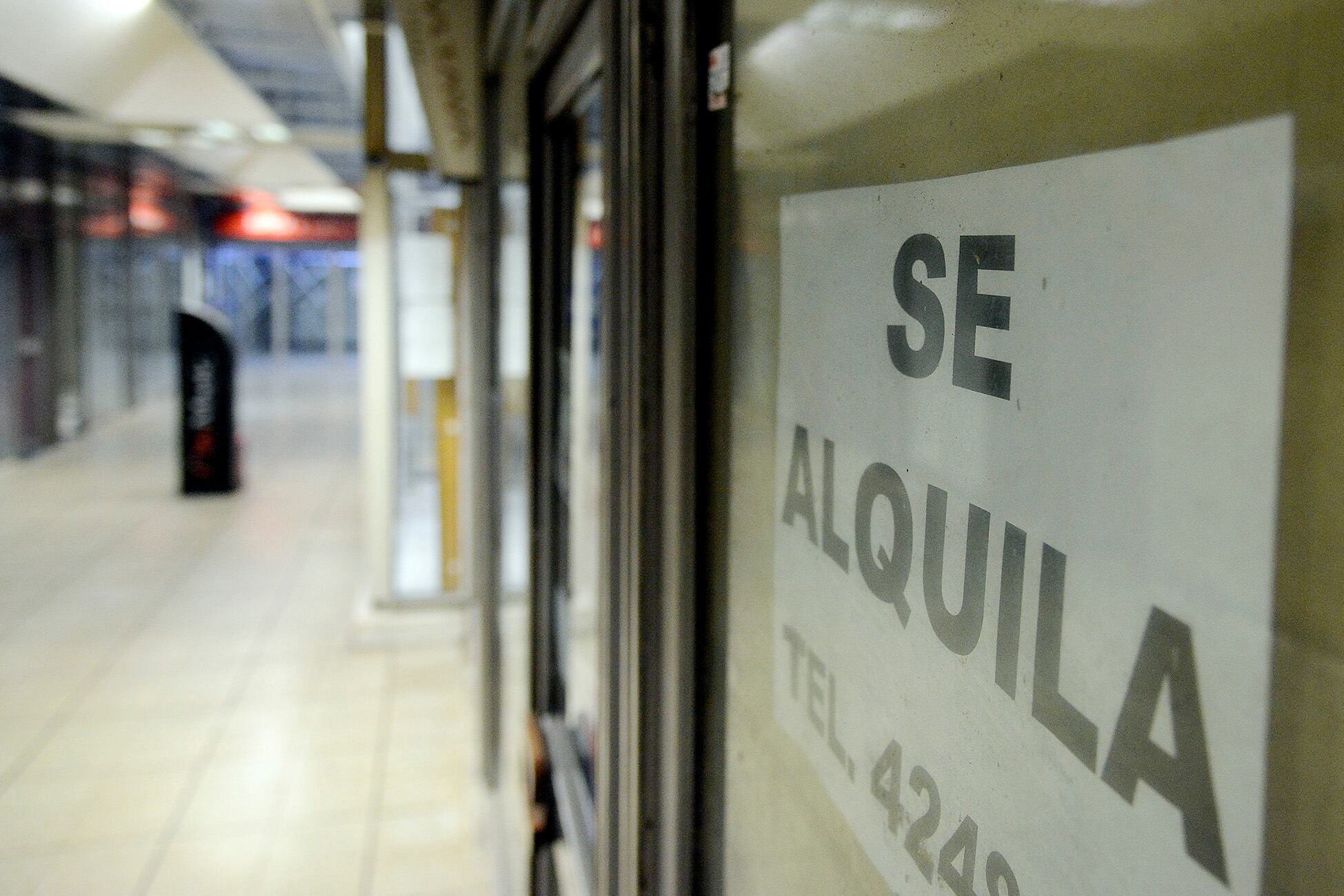 La caída del consumo lleva al cierre de pequeños comercios.