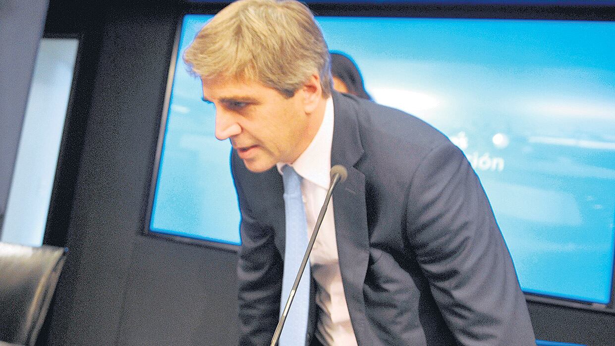 Luis Caputo, ministro de Finanzas. Apura el programa de endeudamiento en previsión de un año complicado.