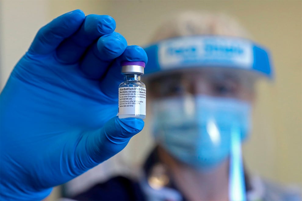 La FDA instruyó a hospitales y farmacias de todo el país a aprovechar las dosis extra de la primera vacuna autorizada "de emergencia" en EE.UU.