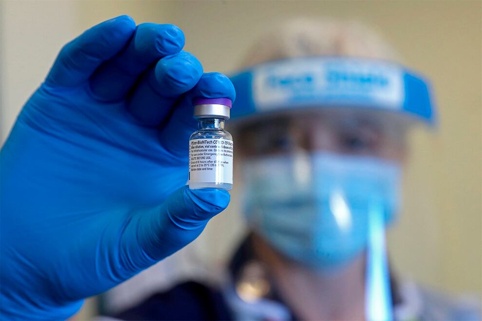 La FDA instruyó a hospitales y farmacias de todo el país a aprovechar las dosis extra de la primera vacuna autorizada "de emergencia" en EE.UU.