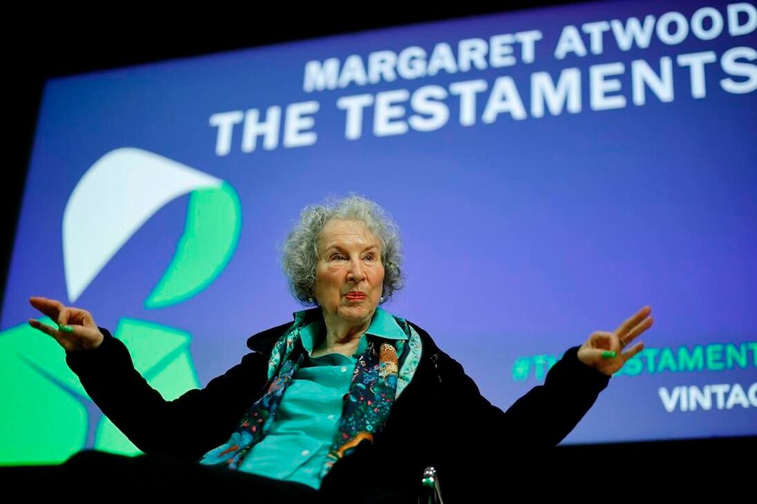 En 1939 nace la escritora canadiense Margaret Atwood, célebre en el mundo por su novela distópica El cuento de la criada, publicada en 1985.