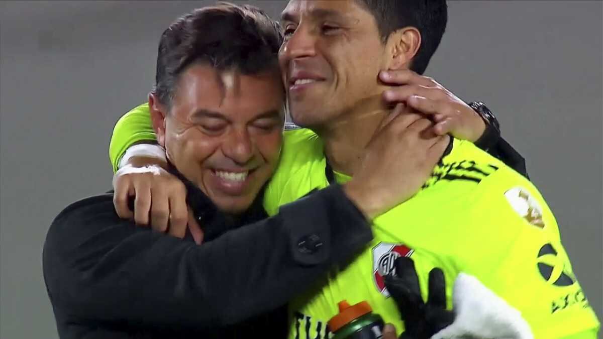 El abrazo de Gallardo a Enzo Pérez tras la victoria por 2 a 1 ante Independiente Santa Fe.