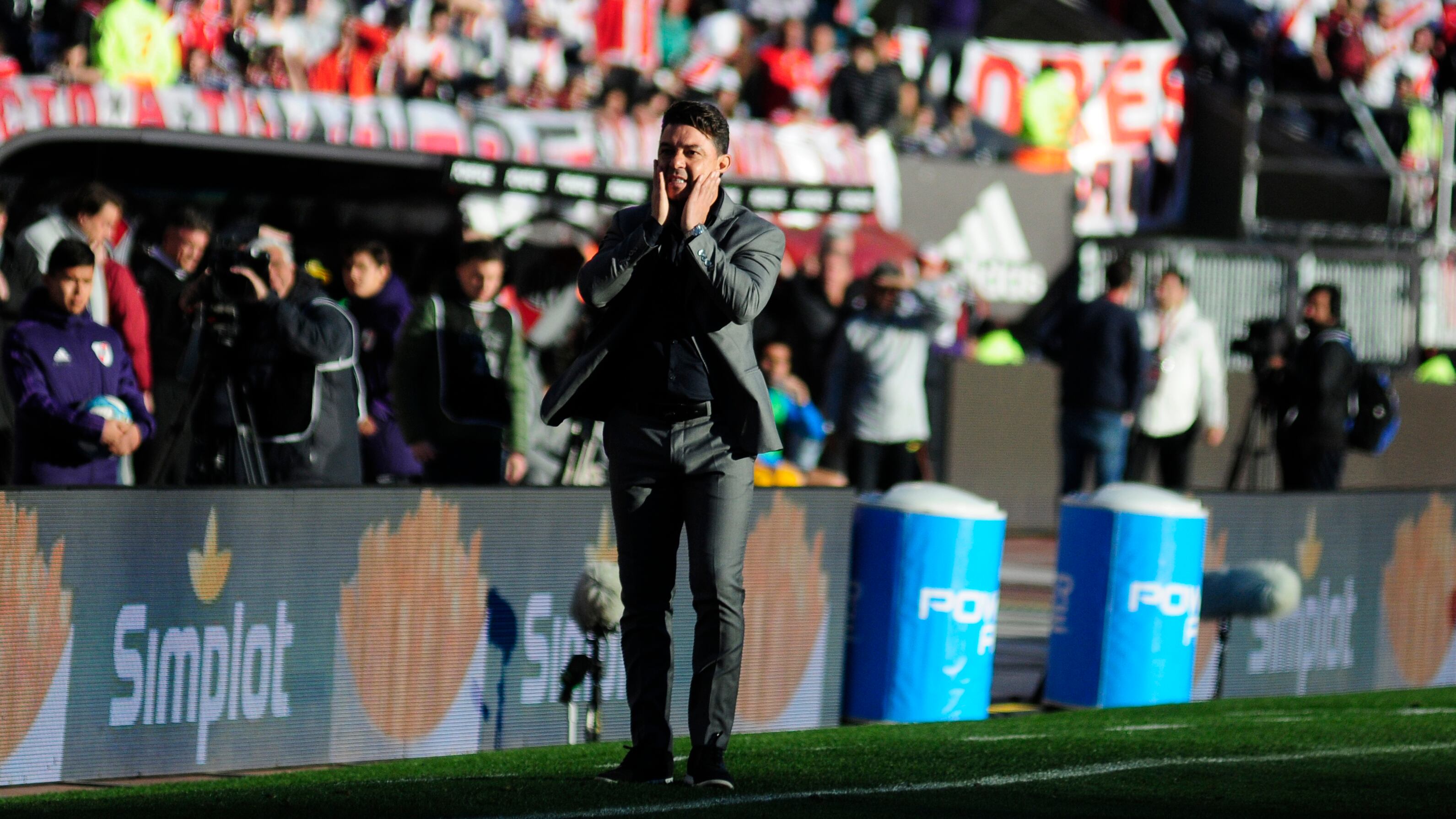Marcelo Gallardo, sufre durante el empate superclásico.