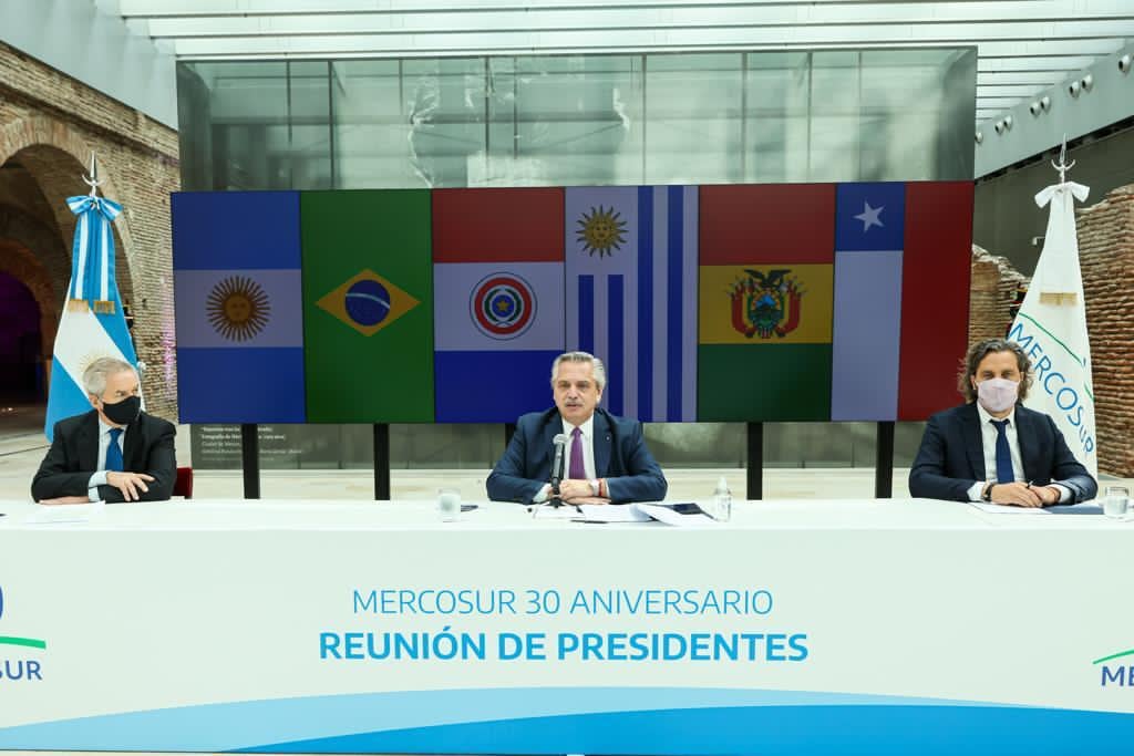 El Presidente encabezó la reunión desde el Museo del Bicentenario, junto a Solá y Cafiero.