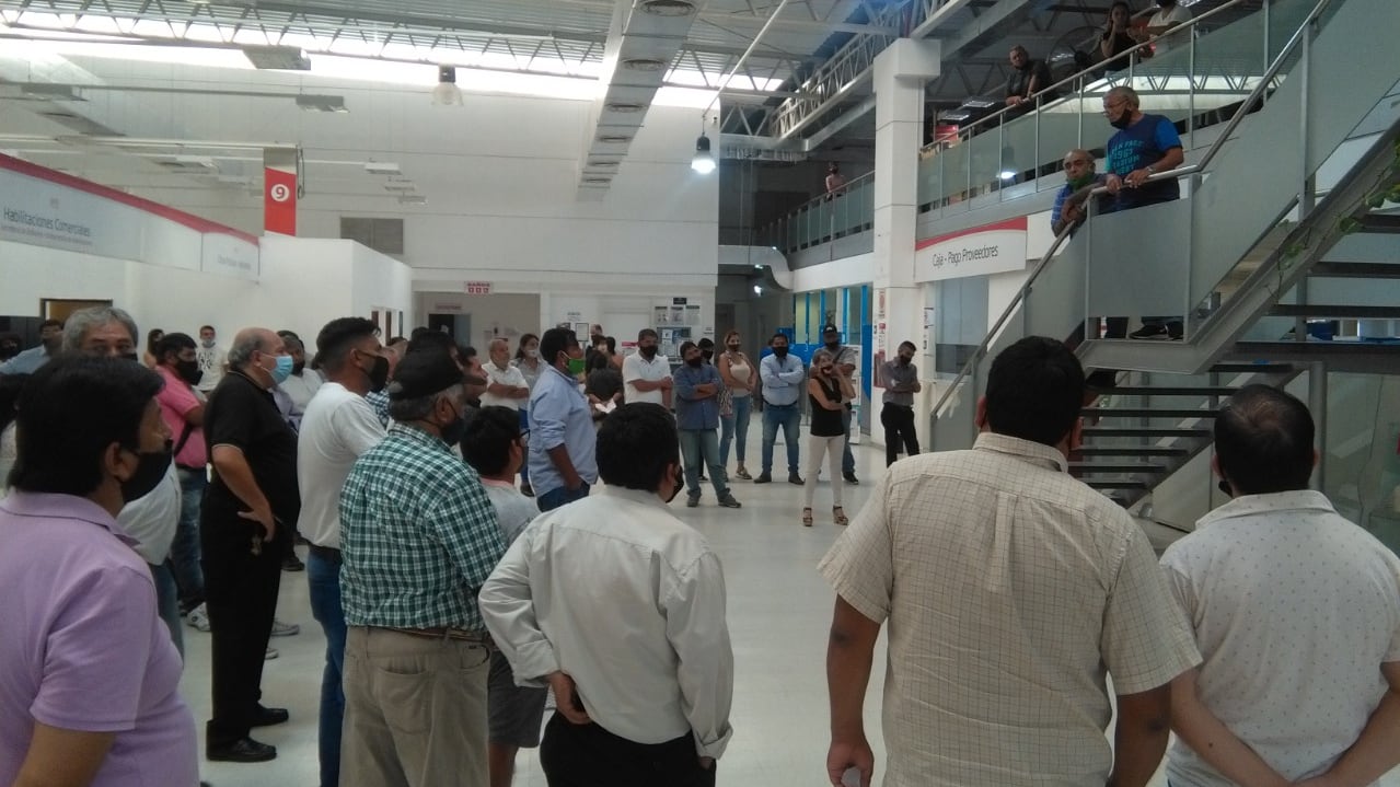 Serrudo desde una escalera en el CCM arenga a los empleados