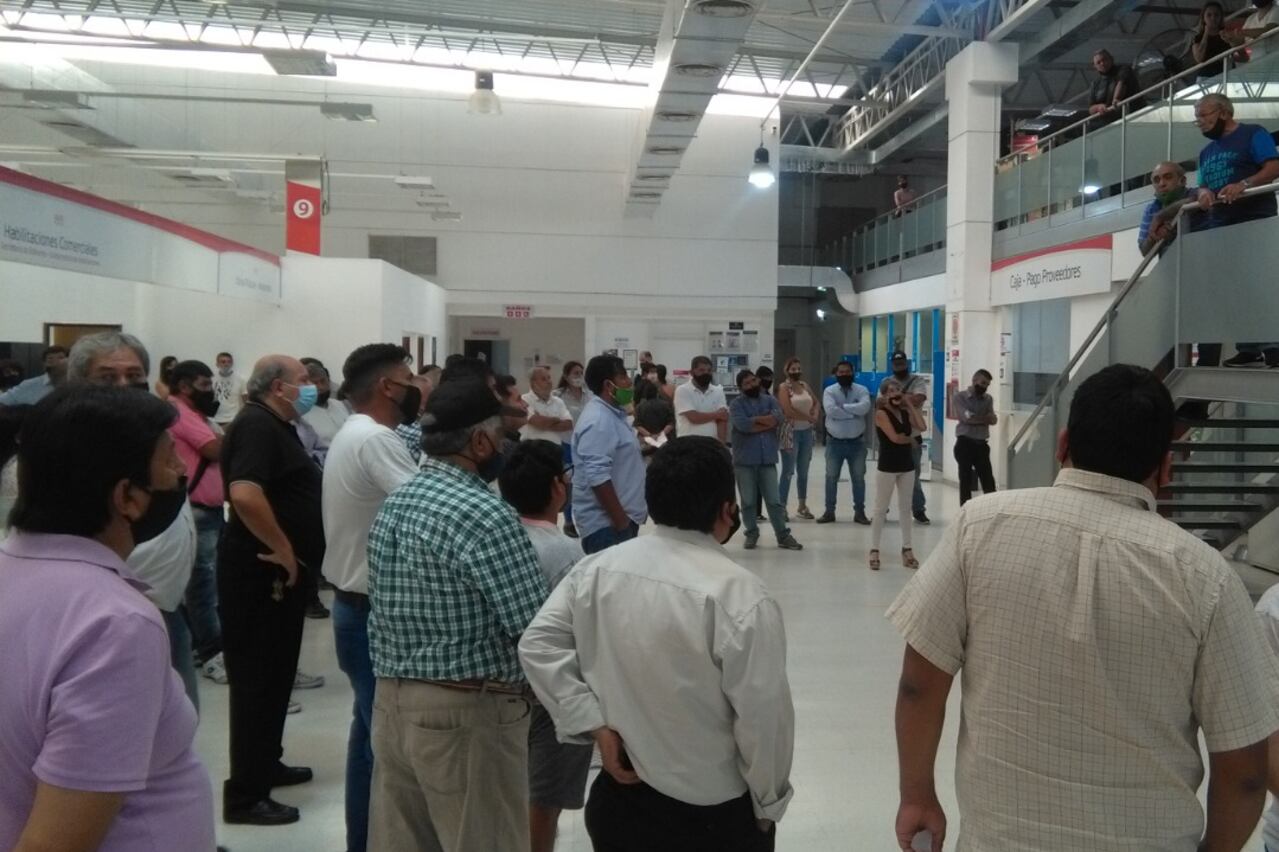 Serrudo desde una escalera en el CCM arenga a los empleados