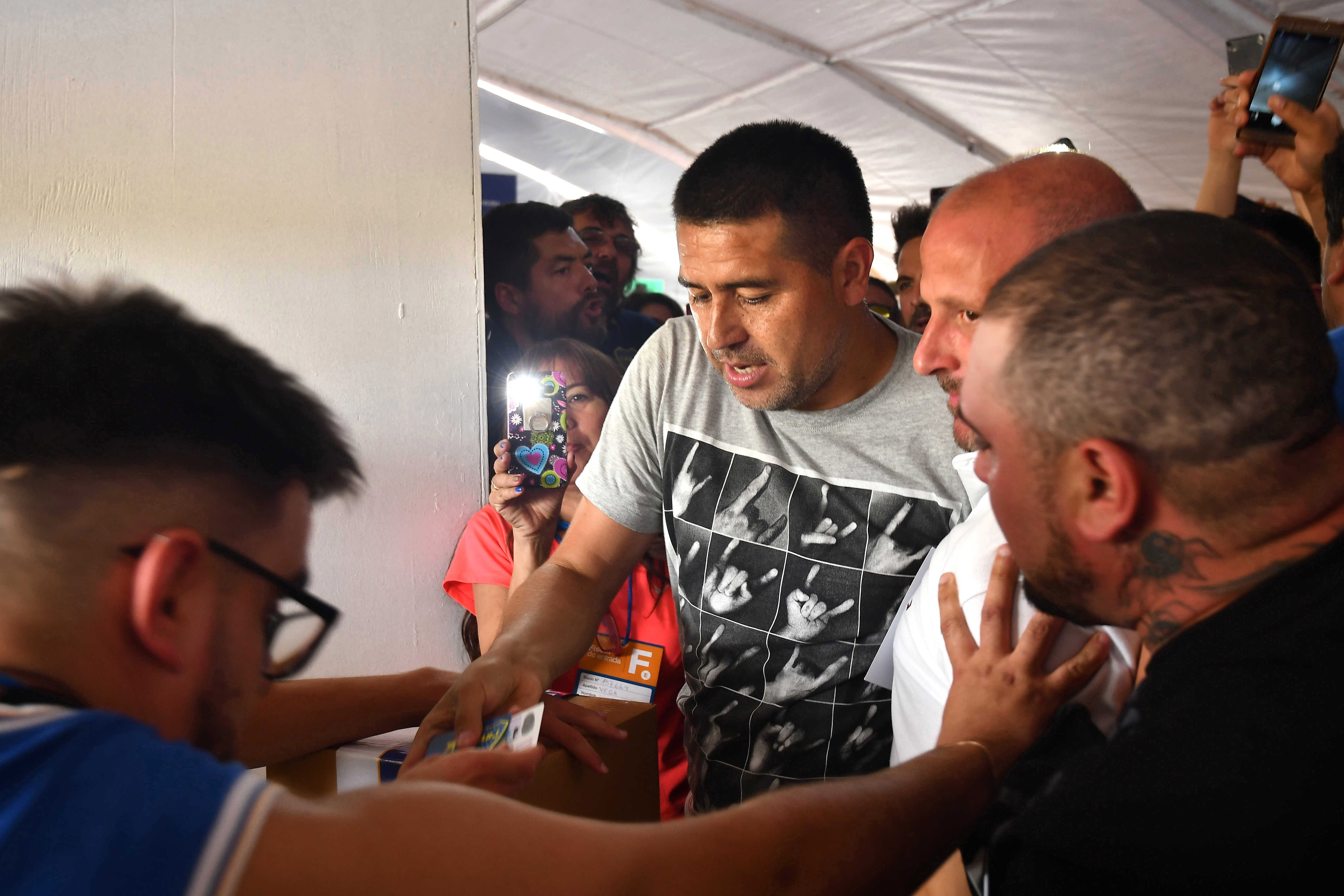 Riquelme vivió las elecciones en Boca a pura emoción desde la mañana.