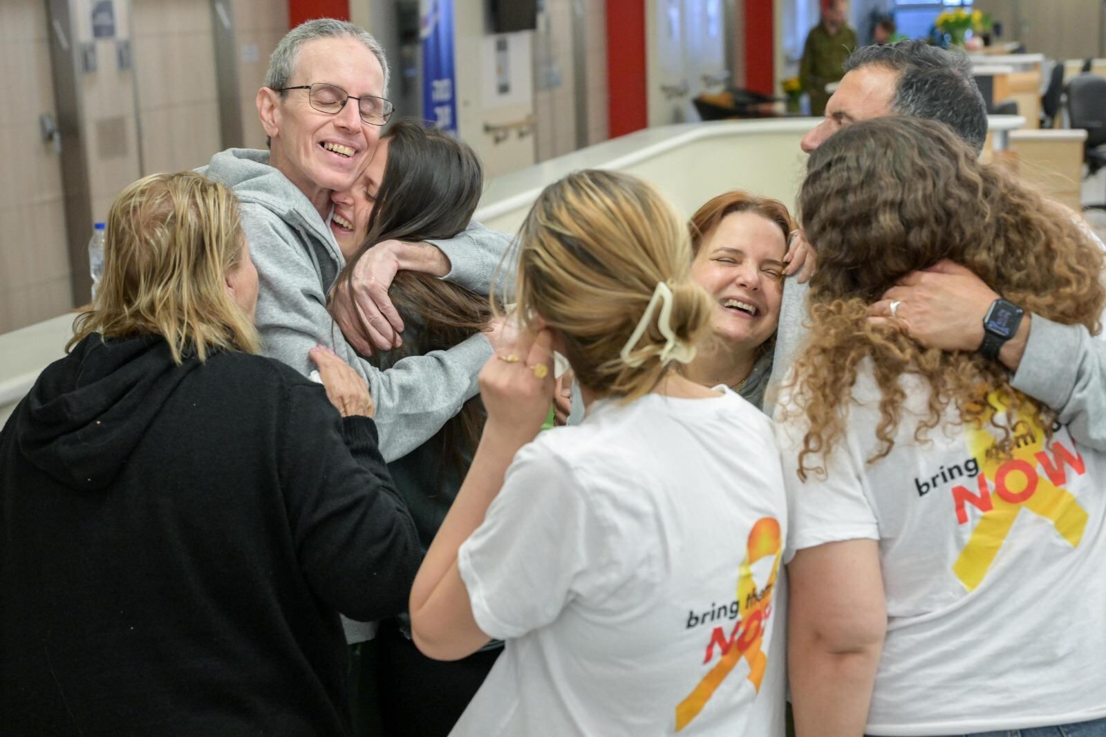 Ohad Ben Ami (izq.), uno de los tres israelíes liberados hoy, se reúne con sus familiares en el hospital de Ichilov. 