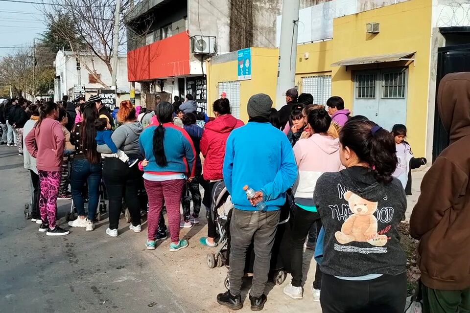 Decenas de organizaciones hicieron cola sin éxito en la Fundación Camino de Rosario