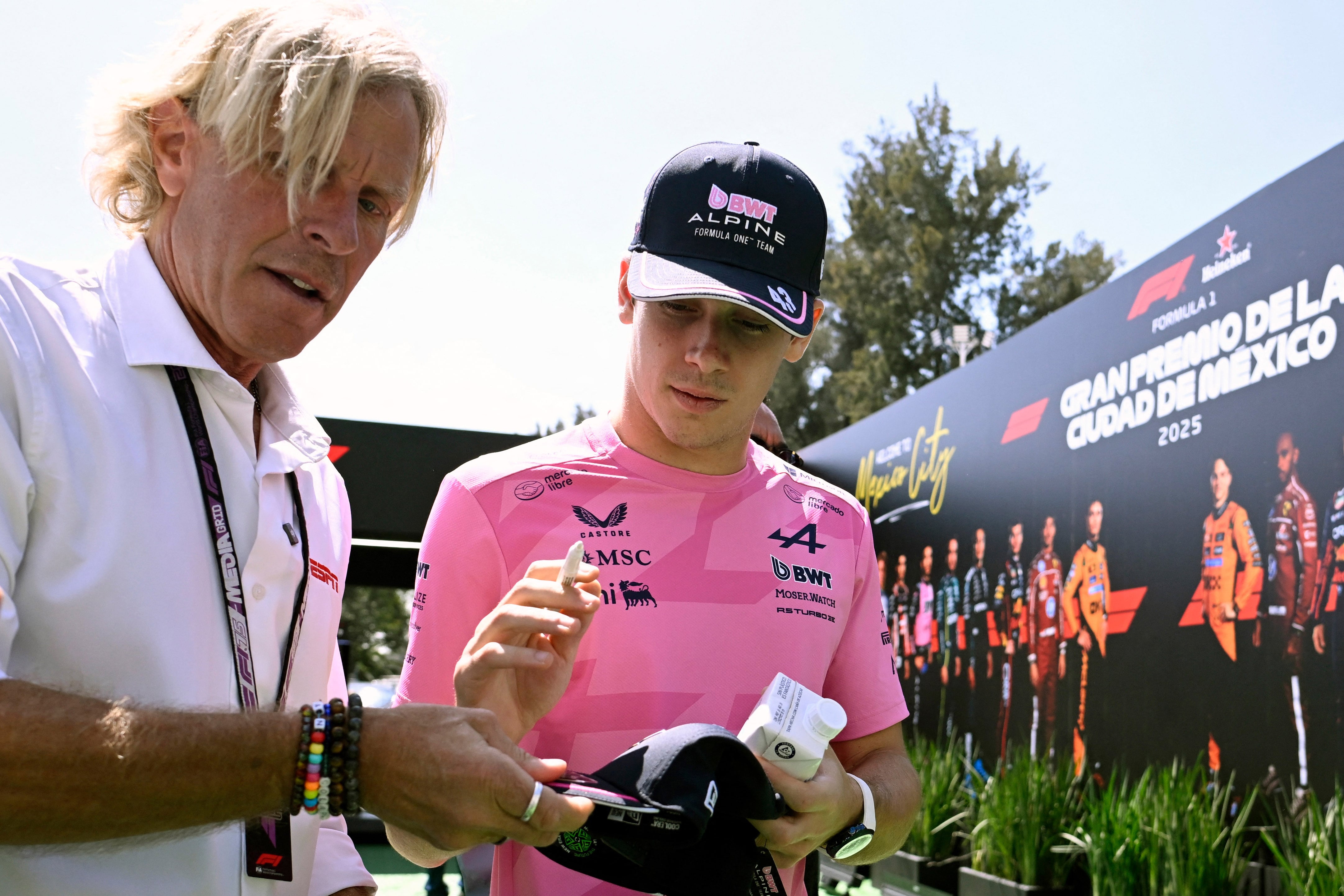 Colapinto firmando autógrafos