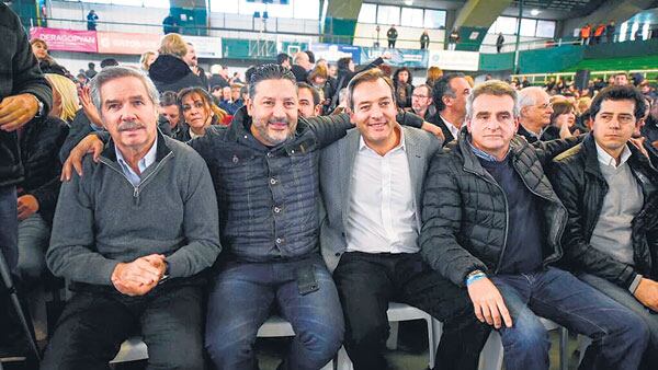 Felipe Solá, Gustavo Menéndez, Martín Soria, Agustín Rossi y Wado De Pedro, en el congreso del PJ en Ferro.