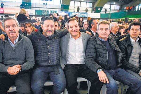 Felipe Solá, Gustavo Menéndez, Martín Soria, Agustín Rossi y Wado De Pedro, en el congreso del PJ en Ferro.