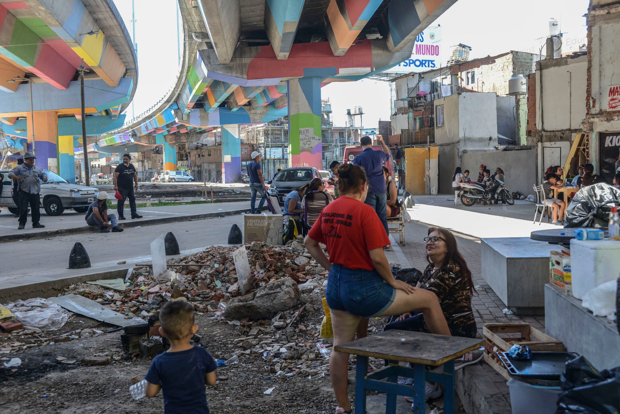 La red de mujeres permanece en el territorio cuidando lo que se pudo rescatar de los escombros