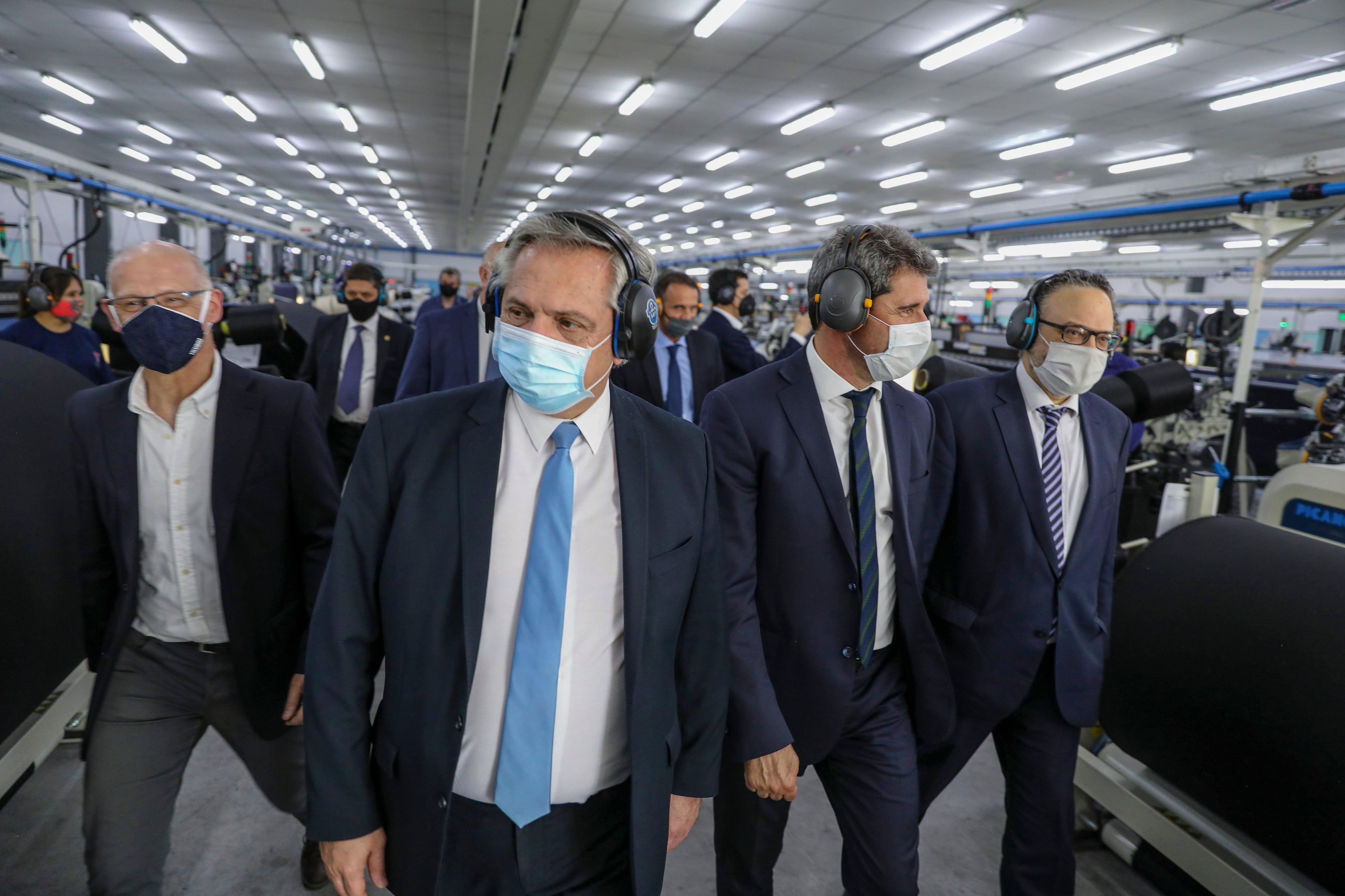 El presidente Alberto Fernández recorrió una fábrica textil junto a Sergio Uñac.