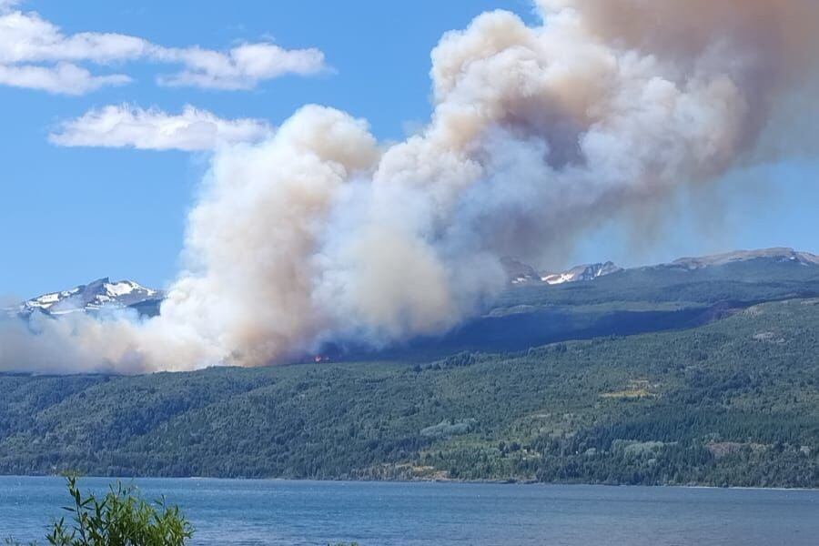 El incendio forestal en el Parque Nacional Los Alerces de Chubut no da tregua.