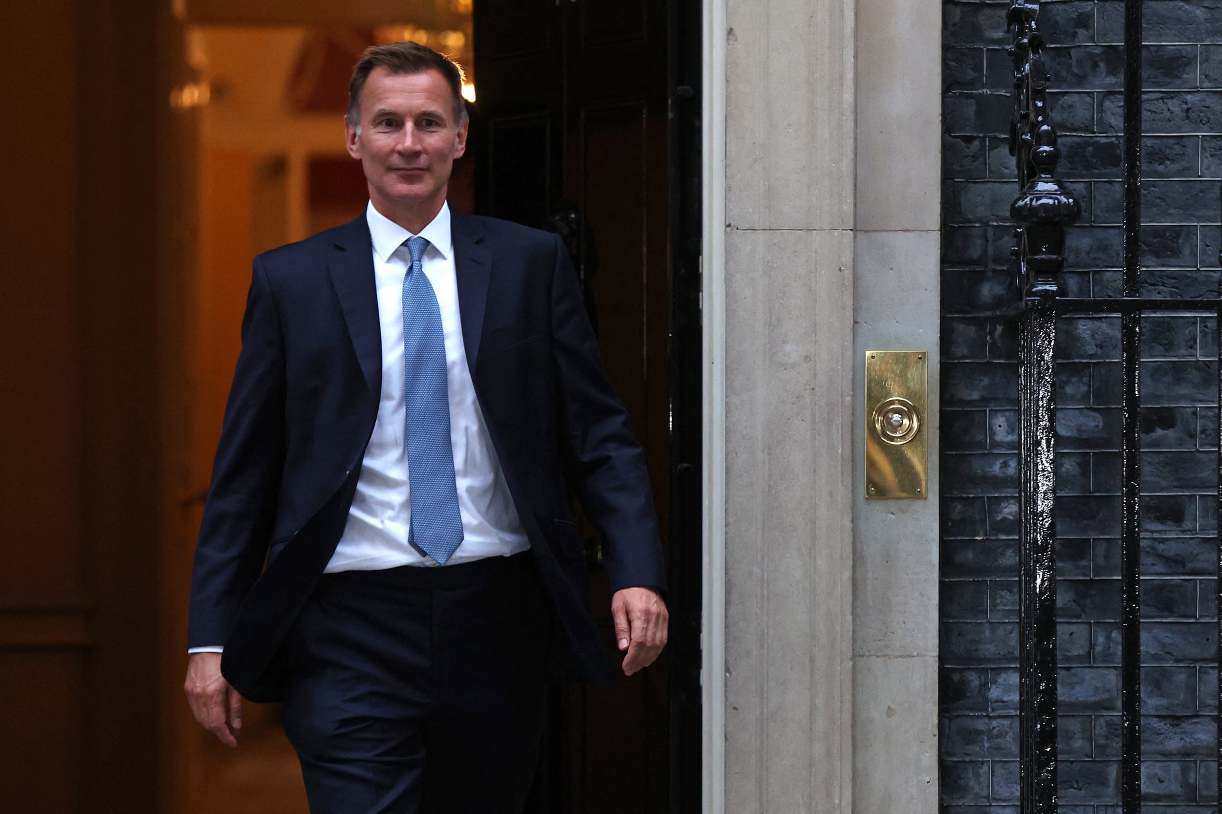 “Vamos a cancelar casi todas las medidas impositivas anunciadas", dijo el ministro británico de Finanzas, Jeremy Hunt.