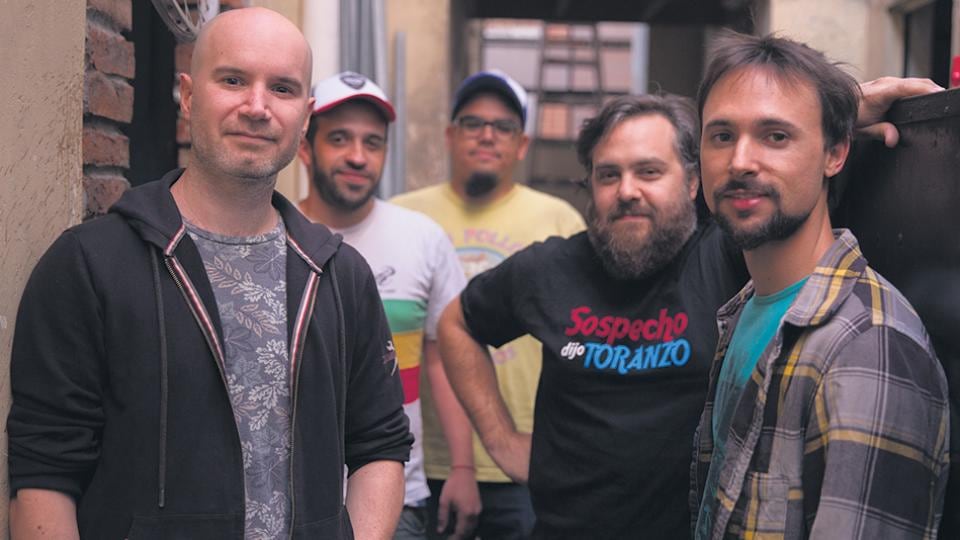 La banda Falsa Cubana inventó un menú de show íntimo acompañado de cerveza artesanal y hamburguesas gourmet.