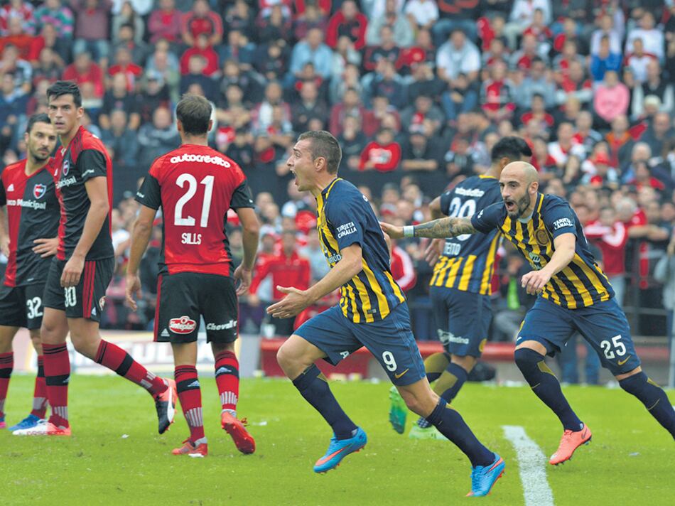 Marco Ruben corre a festejar su gol de cabeza, el segundo de Central en el Coloso Marcelo Bielsa.