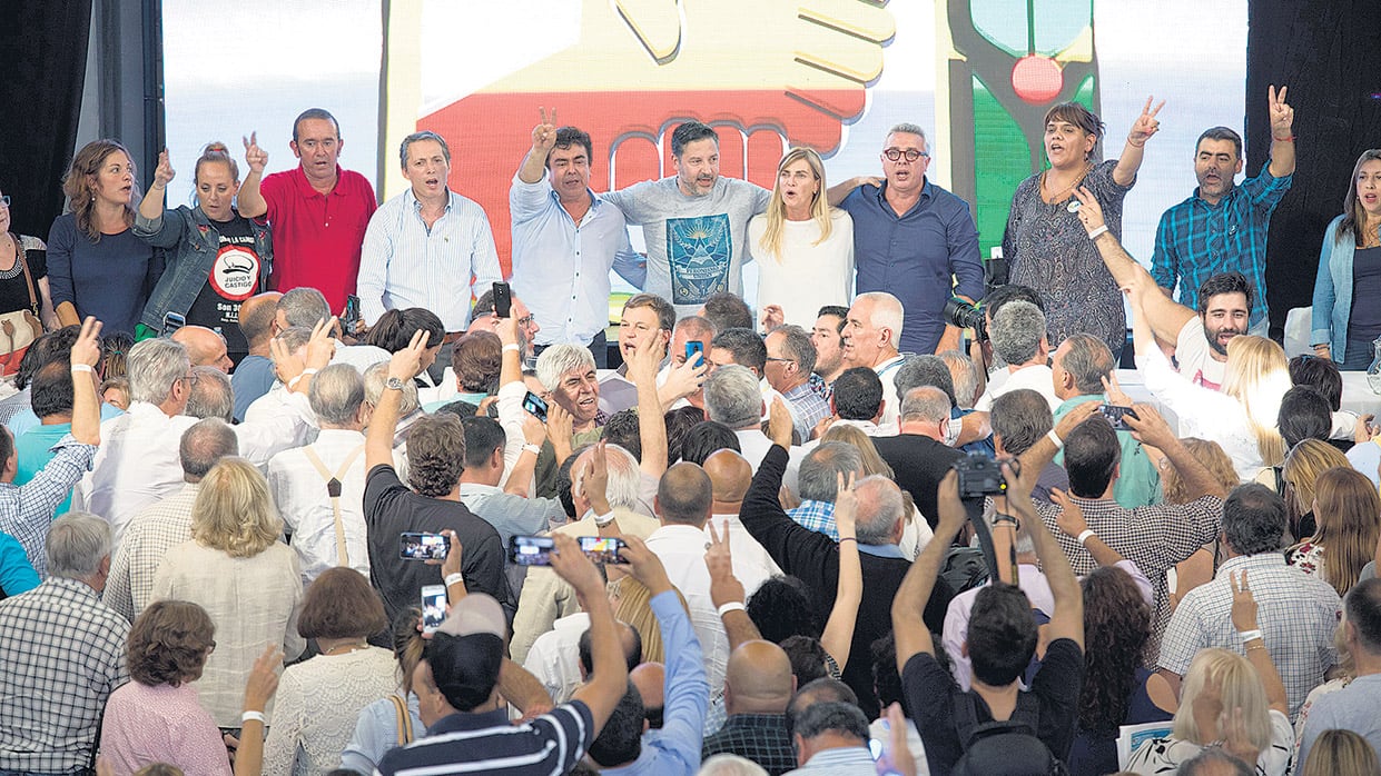 En el centro, el flamante titular del congreso del PJ bonaerense, Fernando Espinoza, junto a Gustavo Menéndez.