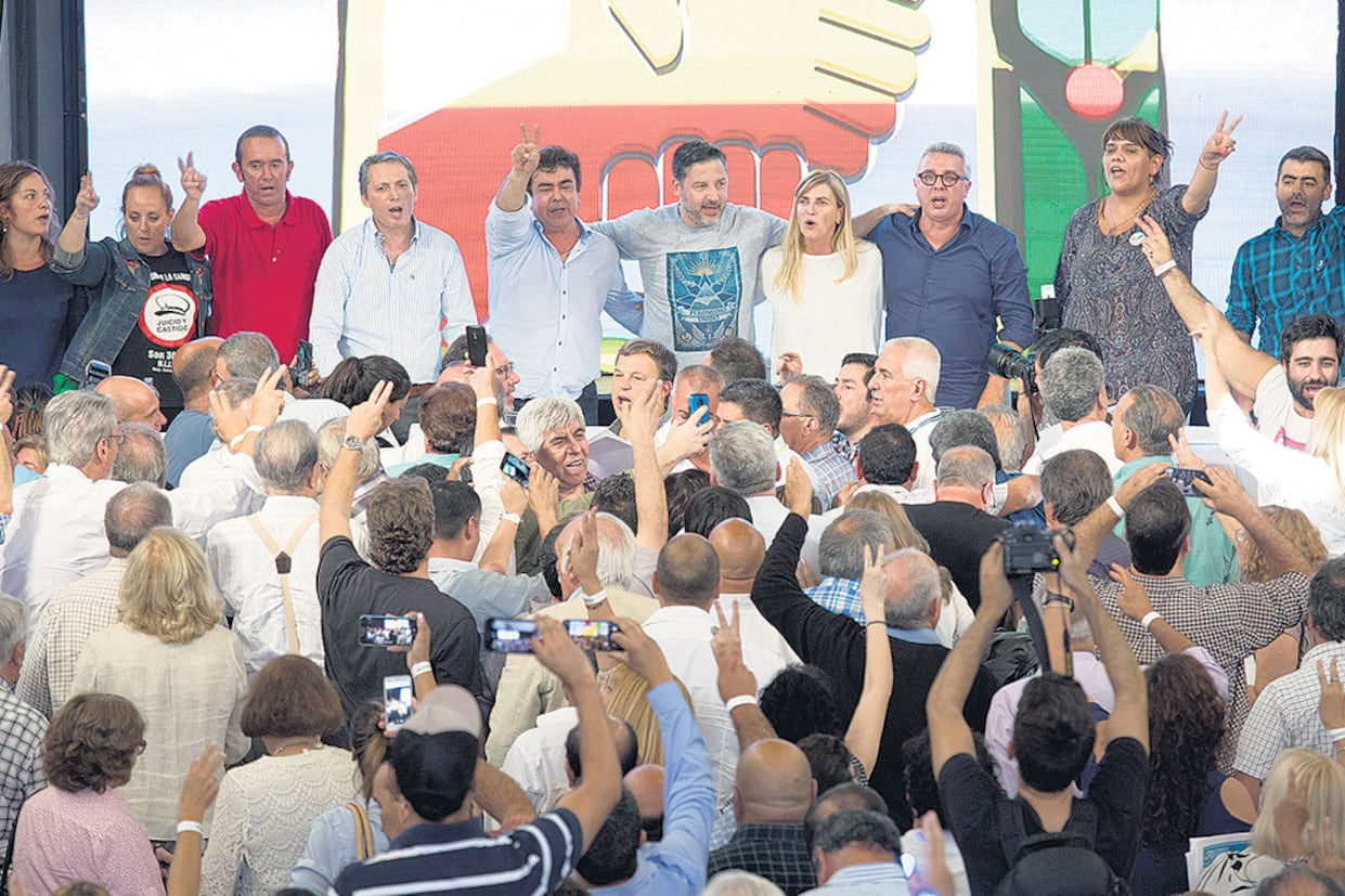 En el centro, el flamante titular del congreso del PJ bonaerense, Fernando Espinoza, junto a Gustavo Menéndez.