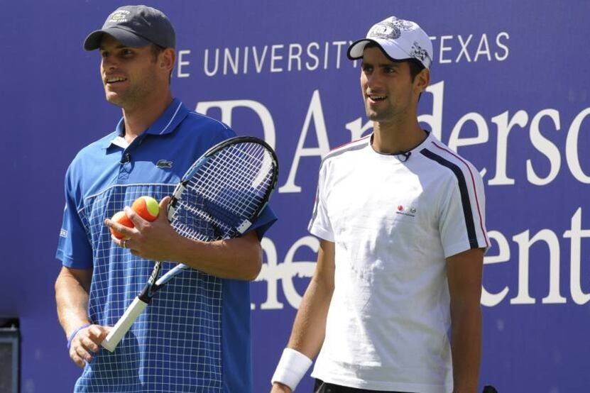 Roddick y Djokovic durante una exhibición. Otros tiempos.