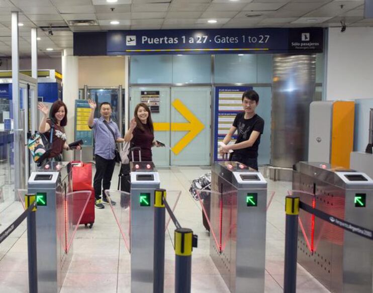 Turistas chinos en Ezeiza. Desde ahora, podrán ingresar sin pagar tasas ni pasar por controles migratorios adicionales