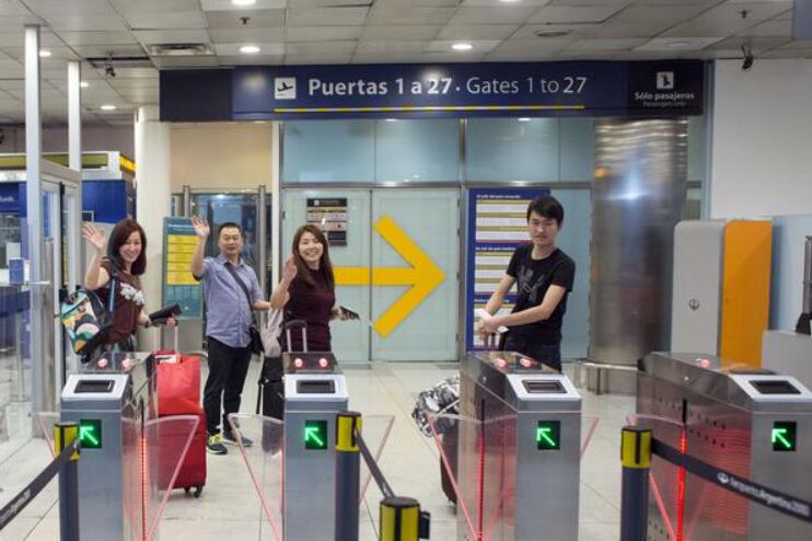 Turistas chinos en Ezeiza. Desde ahora, podrán ingresar sin pagar tasas ni pasar por controles migratorios adicionales