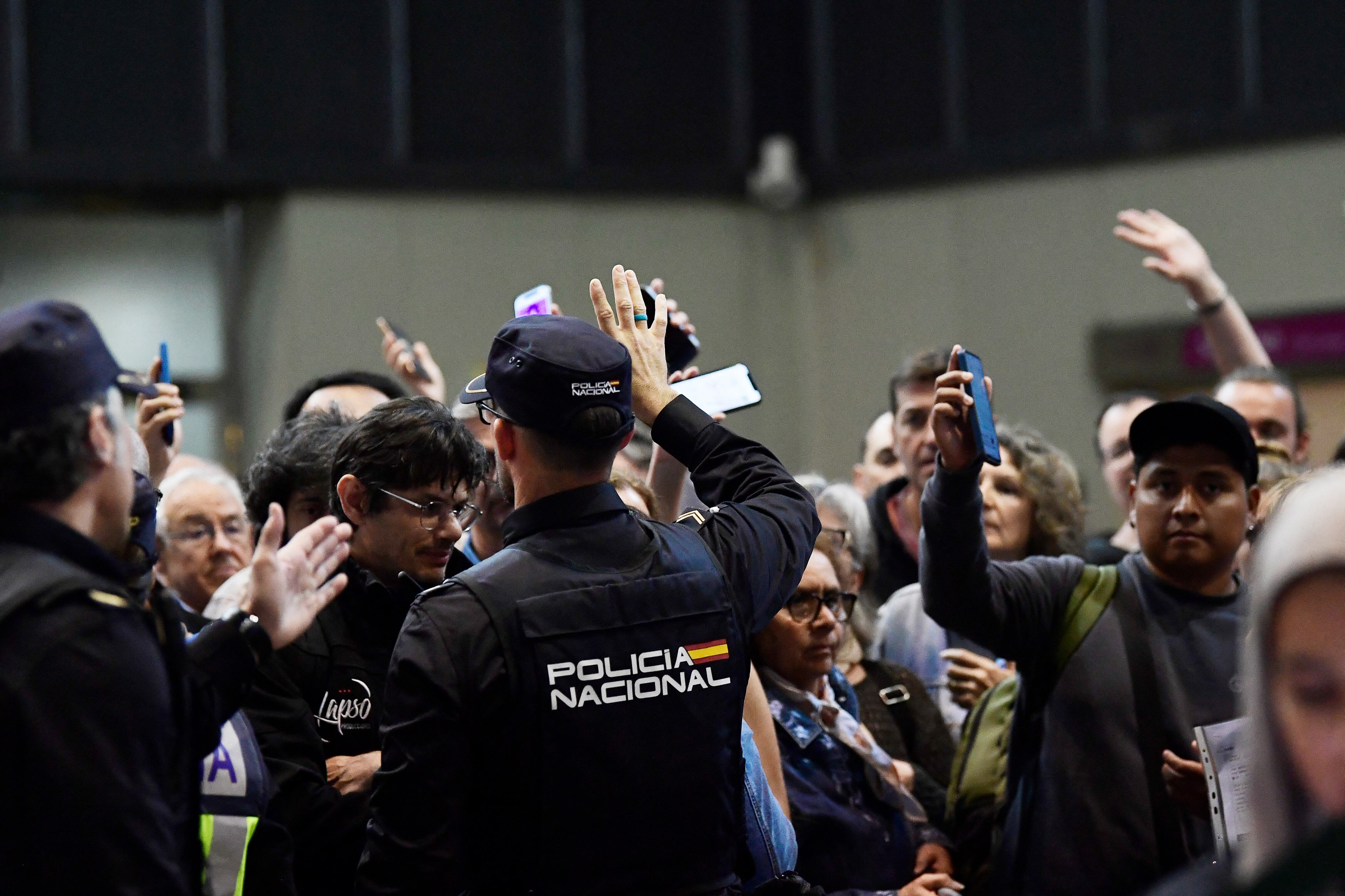 La policía intenta ordenar la estación de tren de Sevilla.