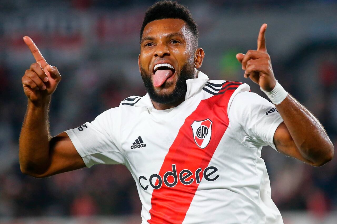 Miguel Borja festeja uno de sus dos goles