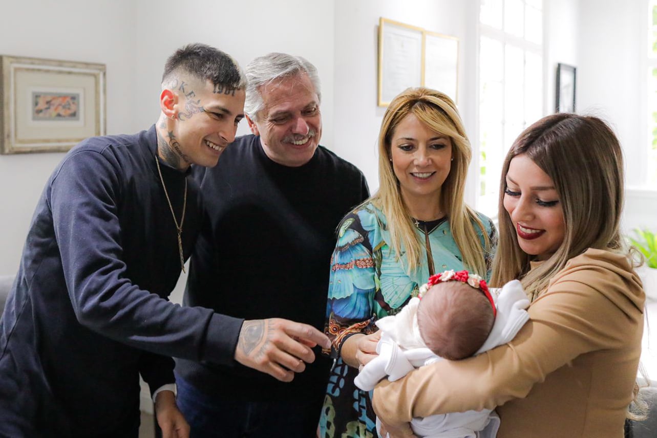 L-Gante y Tamara Báez visitaron la Quinta de Olivos junto a su hija.