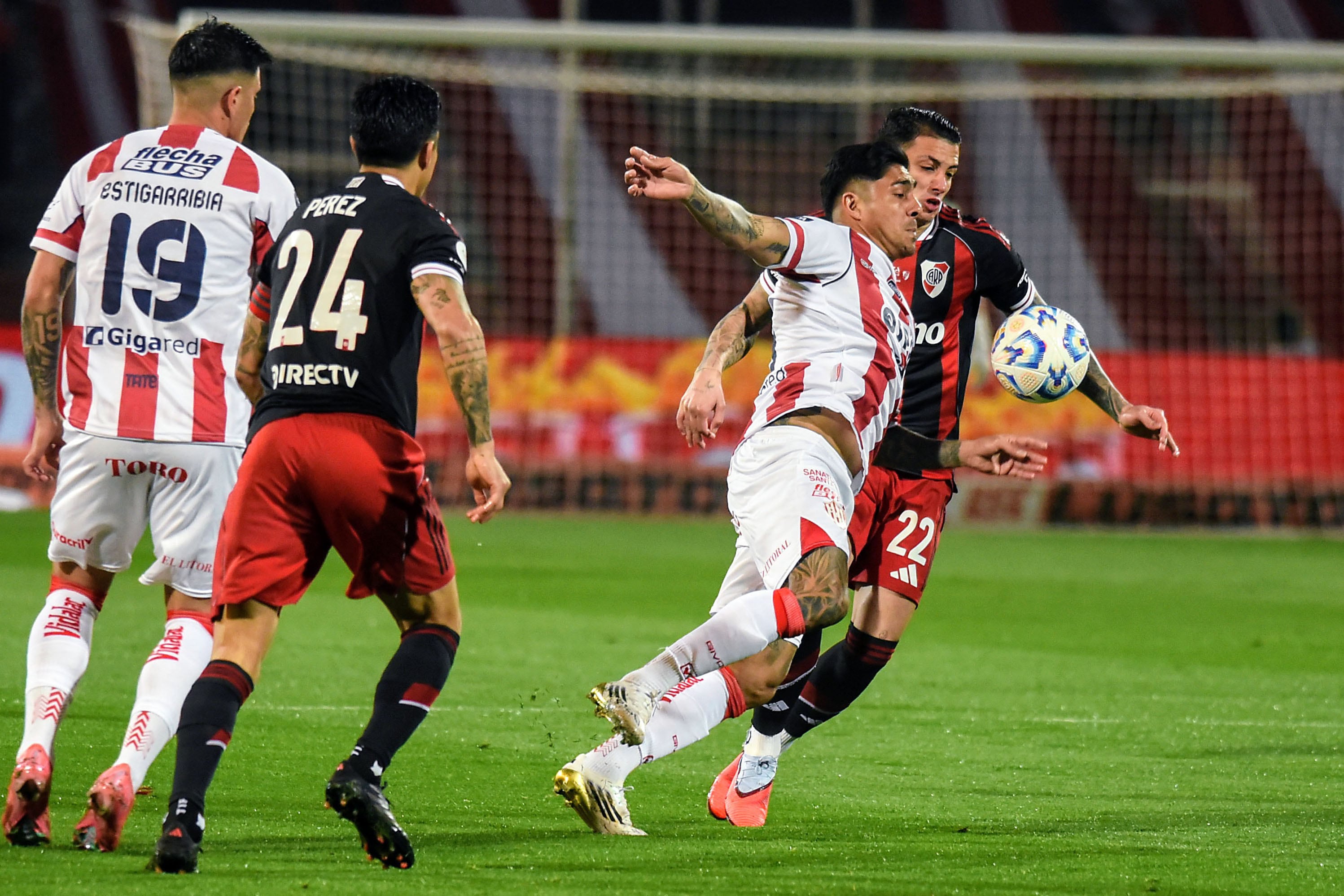 Tarragona y Kevin Castaño luchan por la pelota