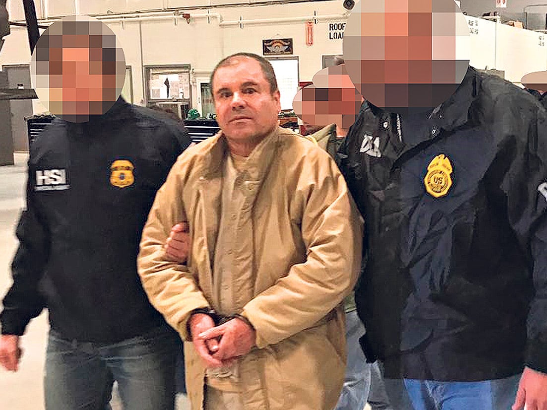El Chapo escoltado por policías en Ciudad Juárez, a punto de ser extraditado. 