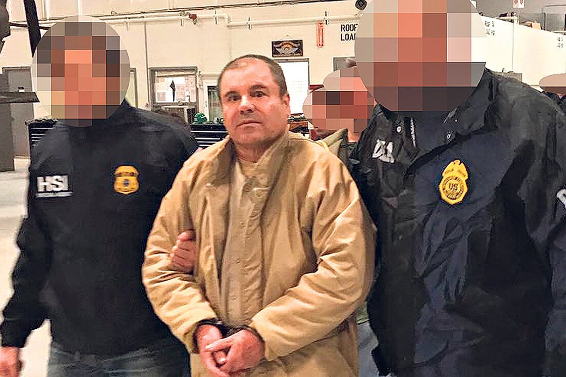 El Chapo escoltado por policías en Ciudad Juárez, a punto de ser extraditado.
