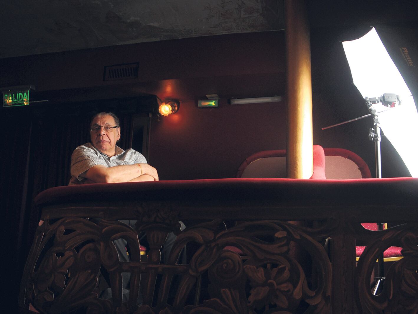 A los 77 años, Enrique Pinti se banca solo un espectáculo y así reafirma su lugar en el humor argentino.