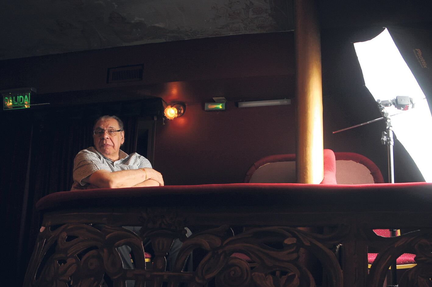 A los 77 años, Enrique Pinti se banca solo un espectáculo y así reafirma su lugar en el humor argentino.