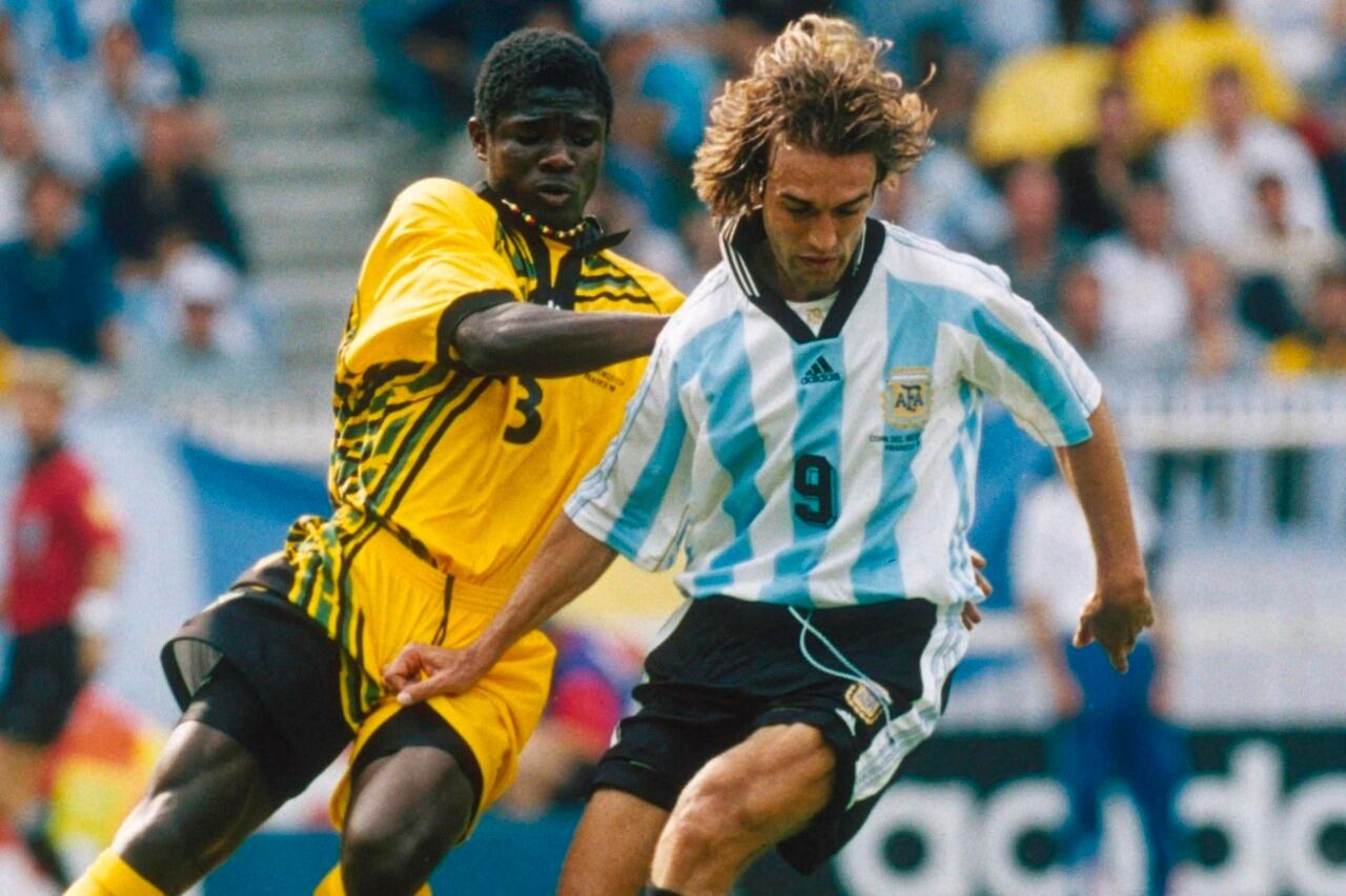 Batistuta clavó tres fierrazos inatajables en el 5-0 sobre Jamaica de Francia '98