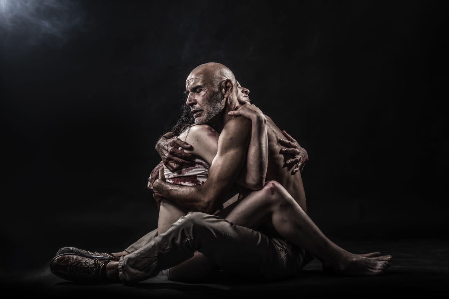 Andrea Martínez y Alejandro Robles en escena.